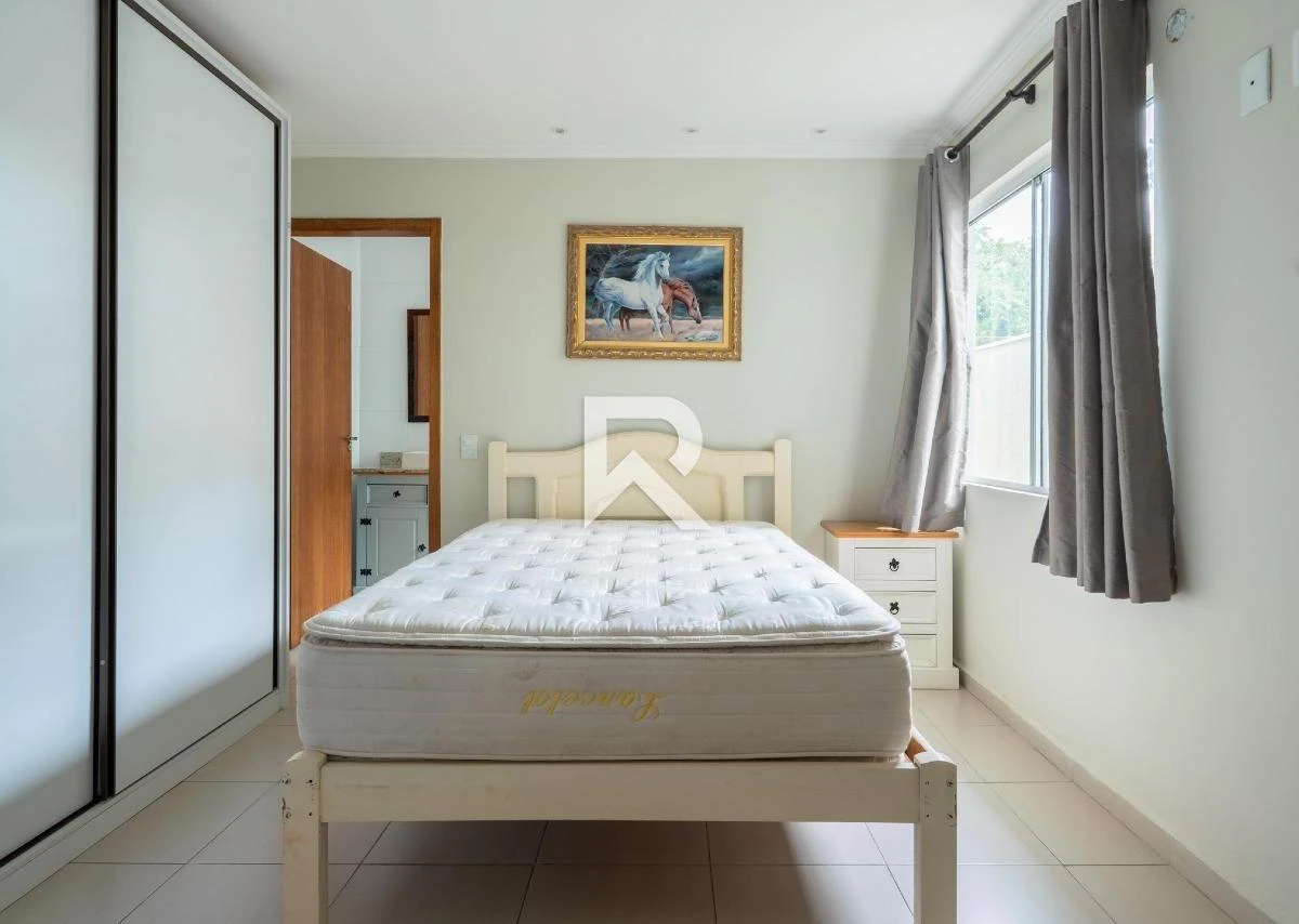 250 m² house with a walk-in closet and a bathtub — photo 17
