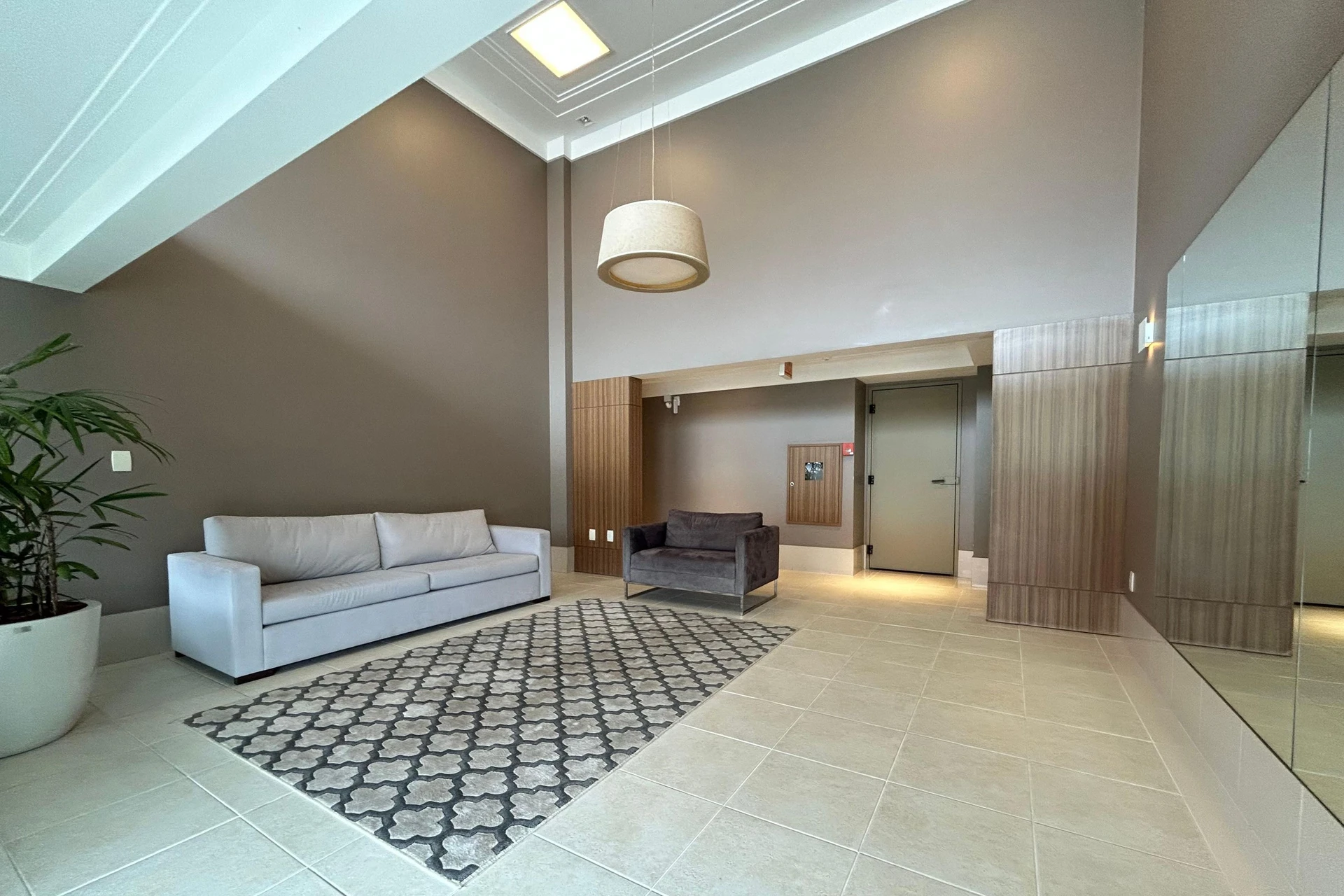 2-bedroom apartment in a building with a gym — photo 12