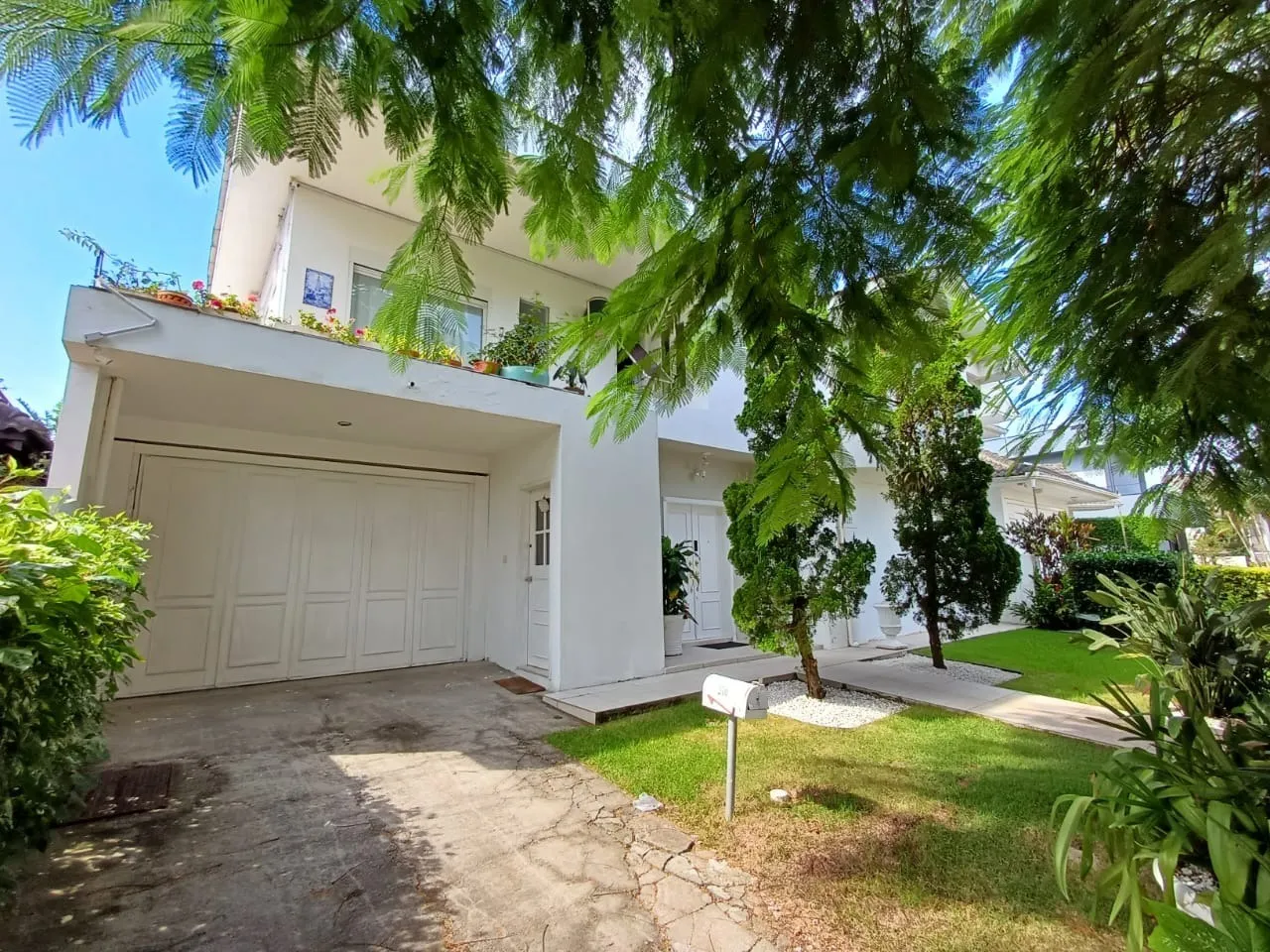 5-bedroom house with a washing machine