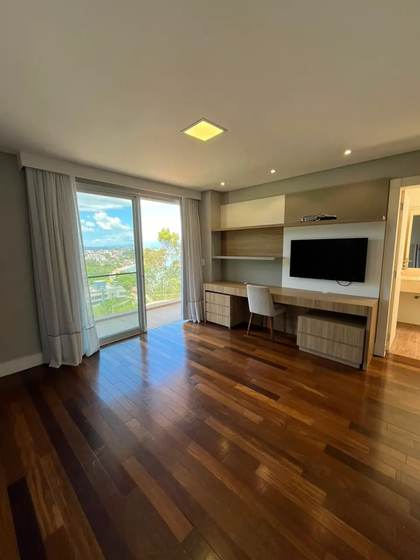 Casa de 1000 m² con vista al agua y chimenea — photo 12