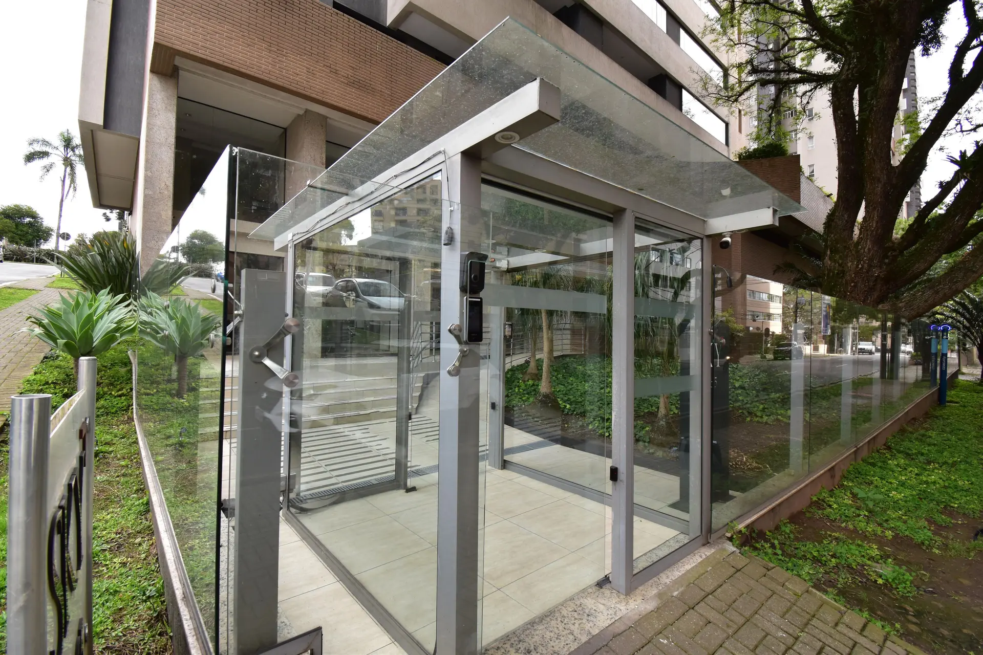 Furnished apartment, 48 m², with a glass-enclosed balcony — photo 41