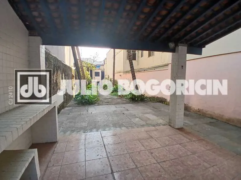 Unfurnished apartment with 6 bedrooms and 3 bathrooms — photo 21