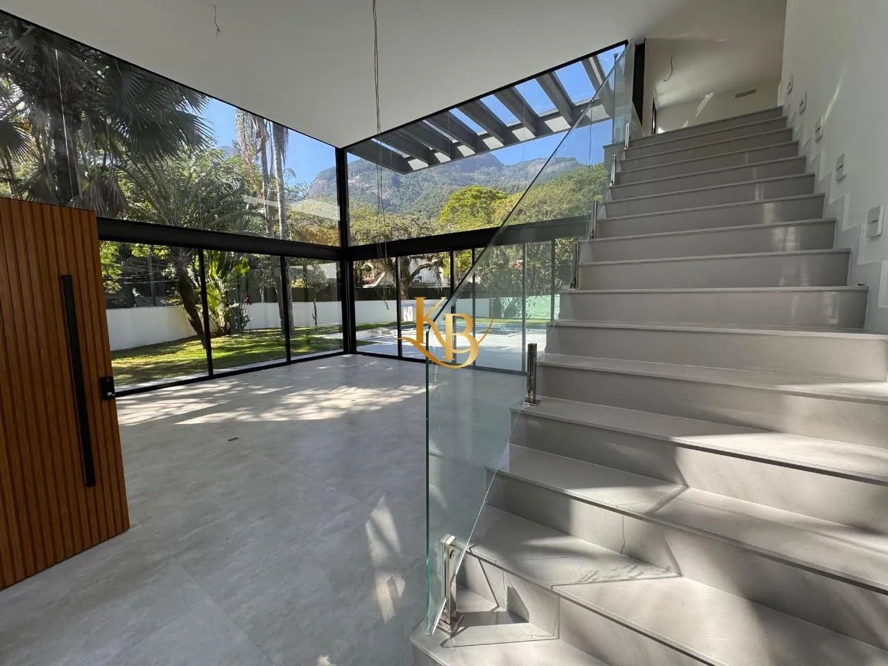 Casa com 5 quartos e área de piscina ao ar livre — photo 24