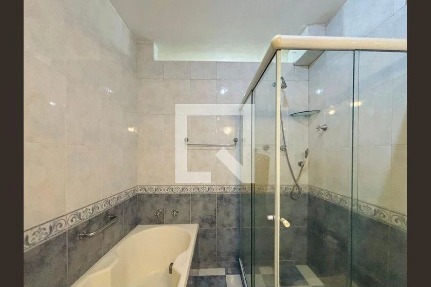 230 m² apartment with a bathtub and a home office — photo 15