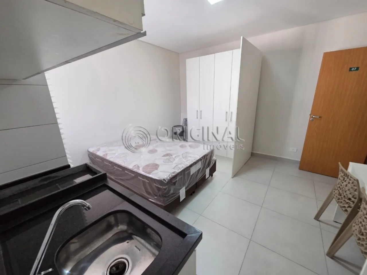 Furnished 1-bedroom apartment with compact kitchenette — photo 7