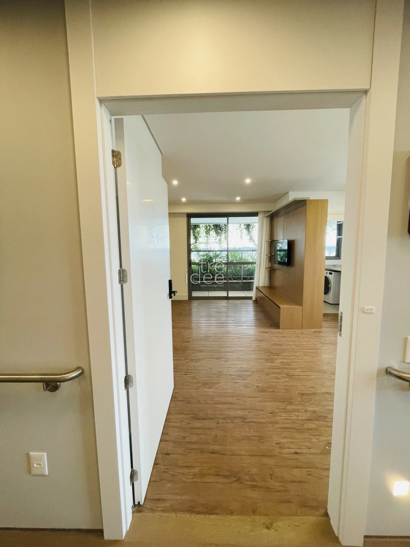 Furnished apartment, 80 m², with floor-to-ceiling windows — photo 20