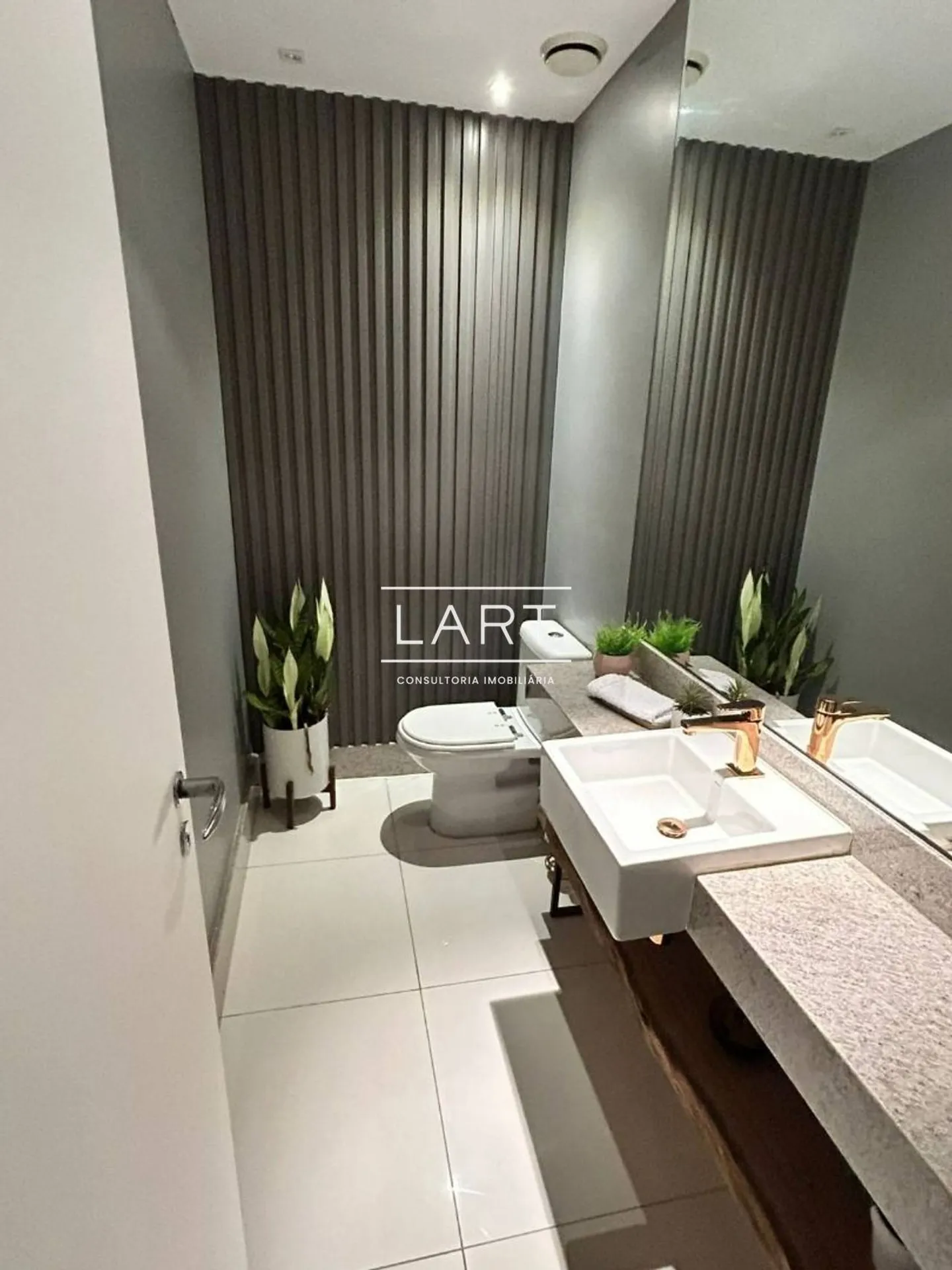 Apartment with 4 en-suite bedrooms and 260 m², glass balcony — photo 9