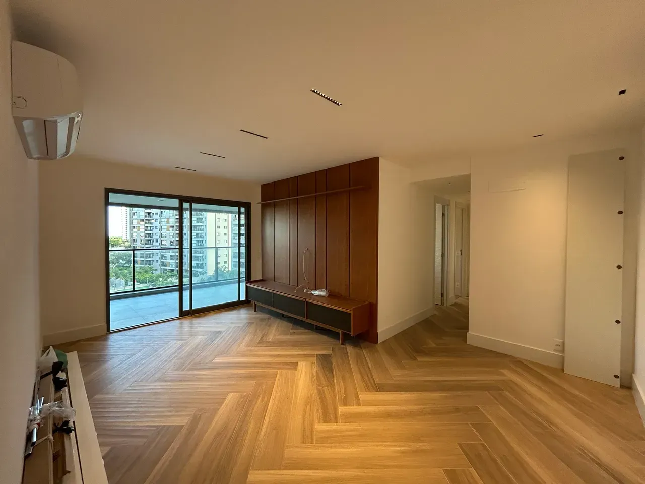 3-bedroom apartment with balcony and open-plan kitchen — photo 3