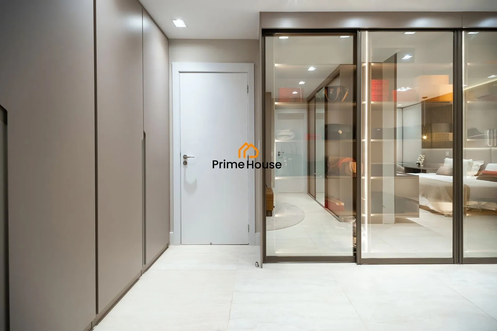 Furnished 4-bedroom apartment with 266 m² — photo 34