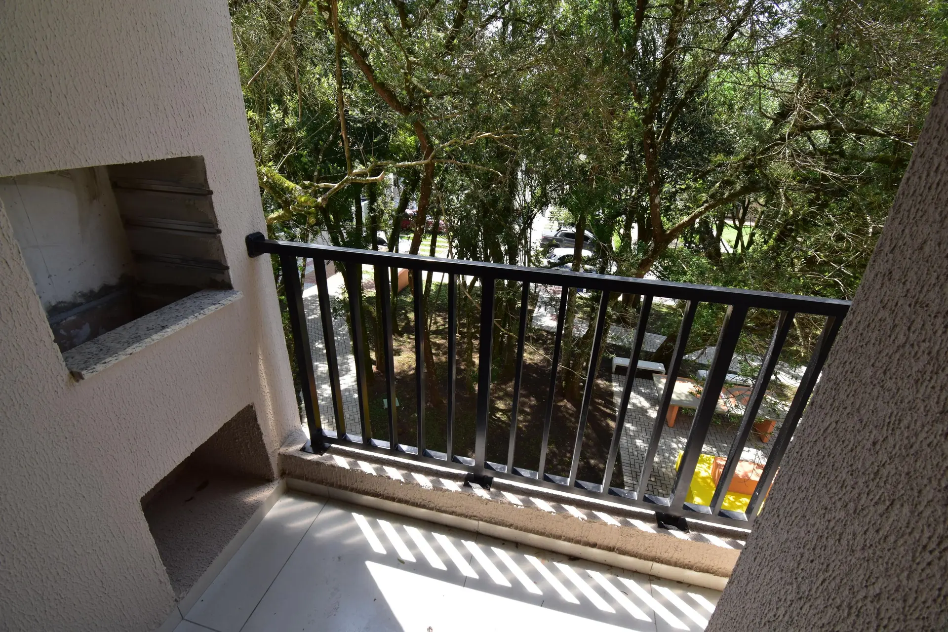 Balcony with a grill in a 3-bedroom apartment, 64 m² — photo 45