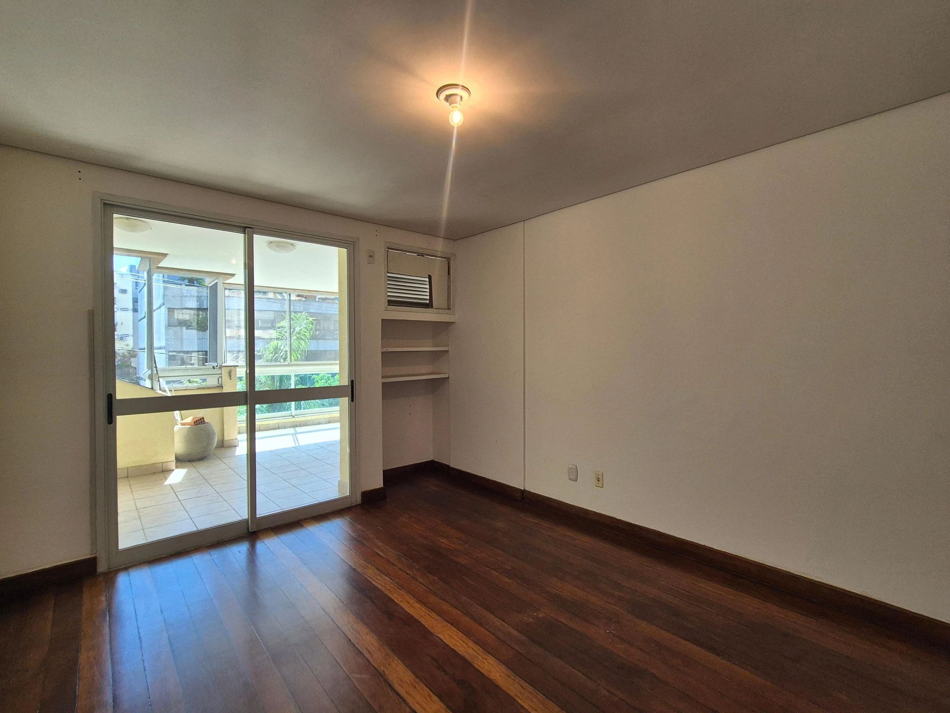Apartamento com 2 quartos, suíte e varanda com animais — photo 21