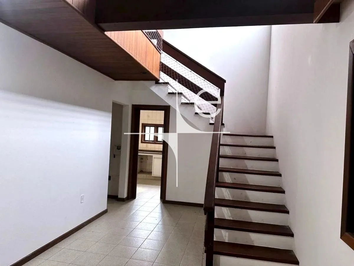 House with 3 bedrooms and 5 bathrooms, 481 m² — photo 5