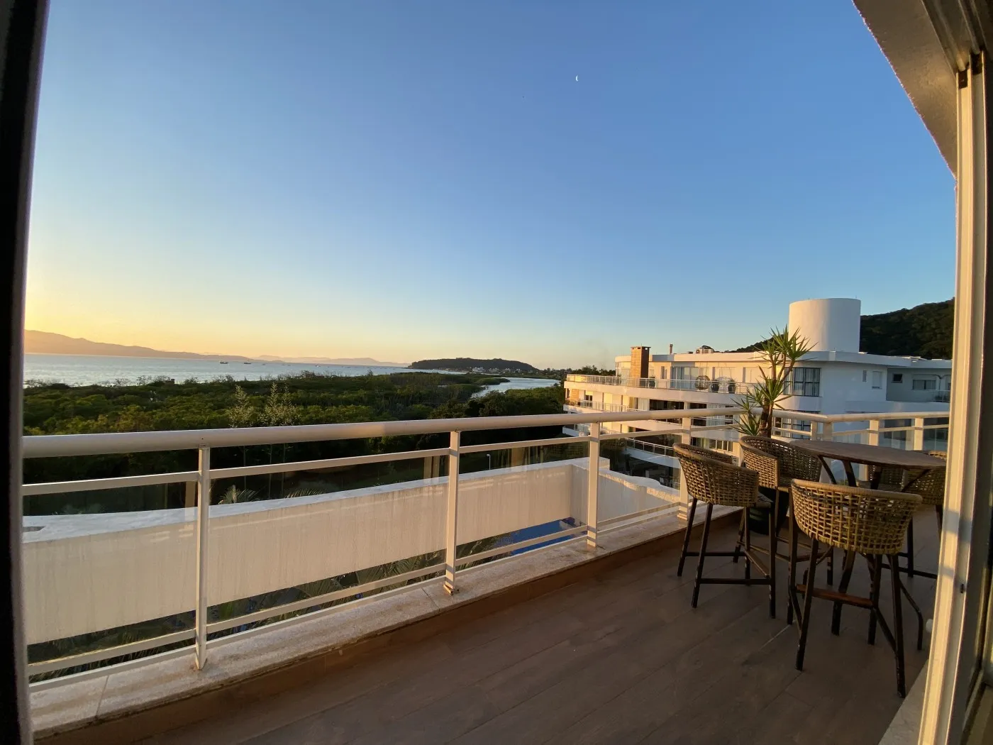318 m² apartment with a bathtub and a water view — photo 29