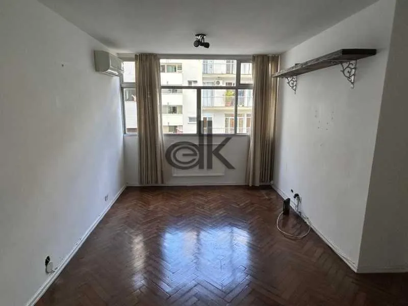 2nd-floor apartment with 2 bedrooms (1 en-suite)