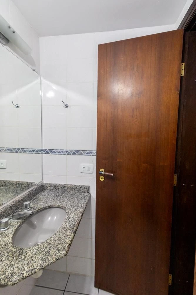 2-bedroom apartment in a building with a gym — photo 2