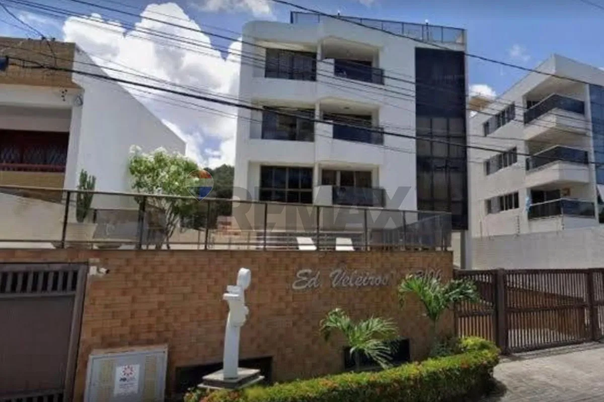One-bedroom apartment in a building with a pool — photo 4