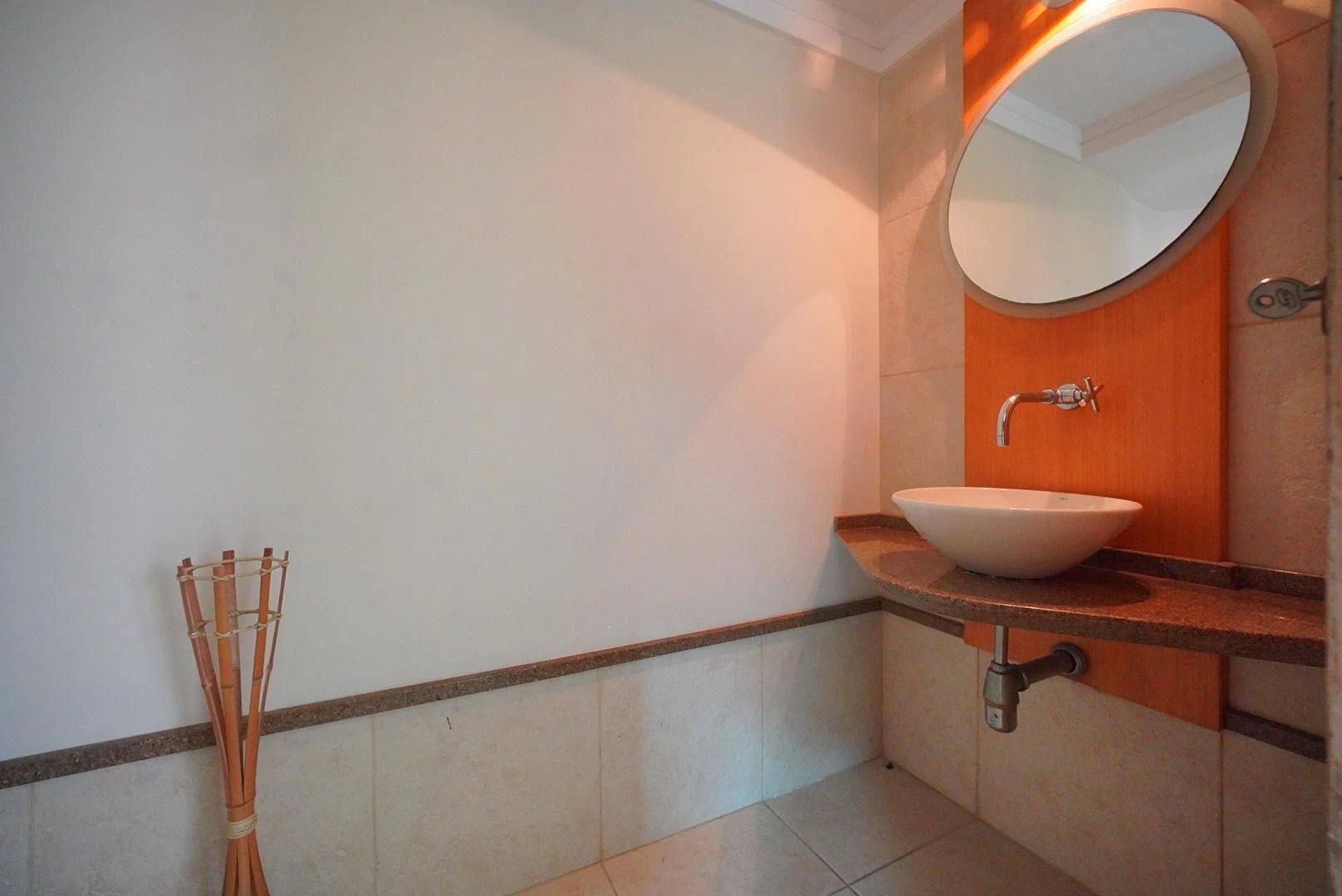 407 m² house with a washing machine and a bathtub — photo 8