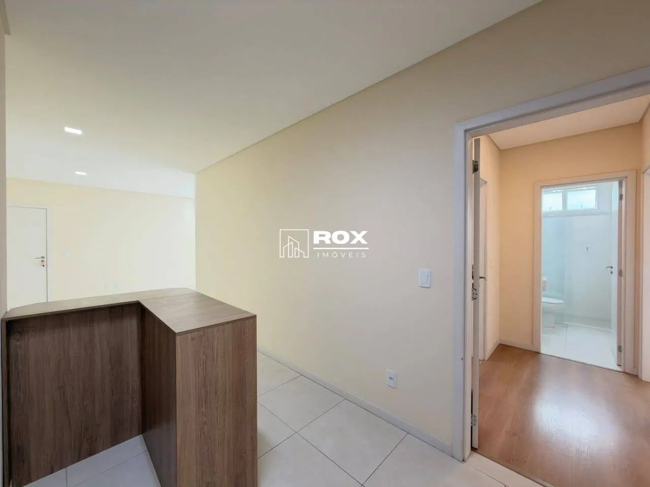 Glass-enclosed balcony in a 3-bedroom apartment, 105 m² — photo 32
