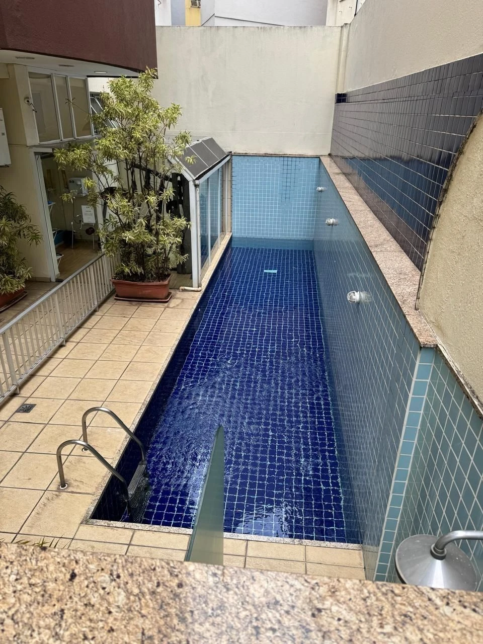 Furnished 1-bedroom apartment with pet-friendly policy — photo 17