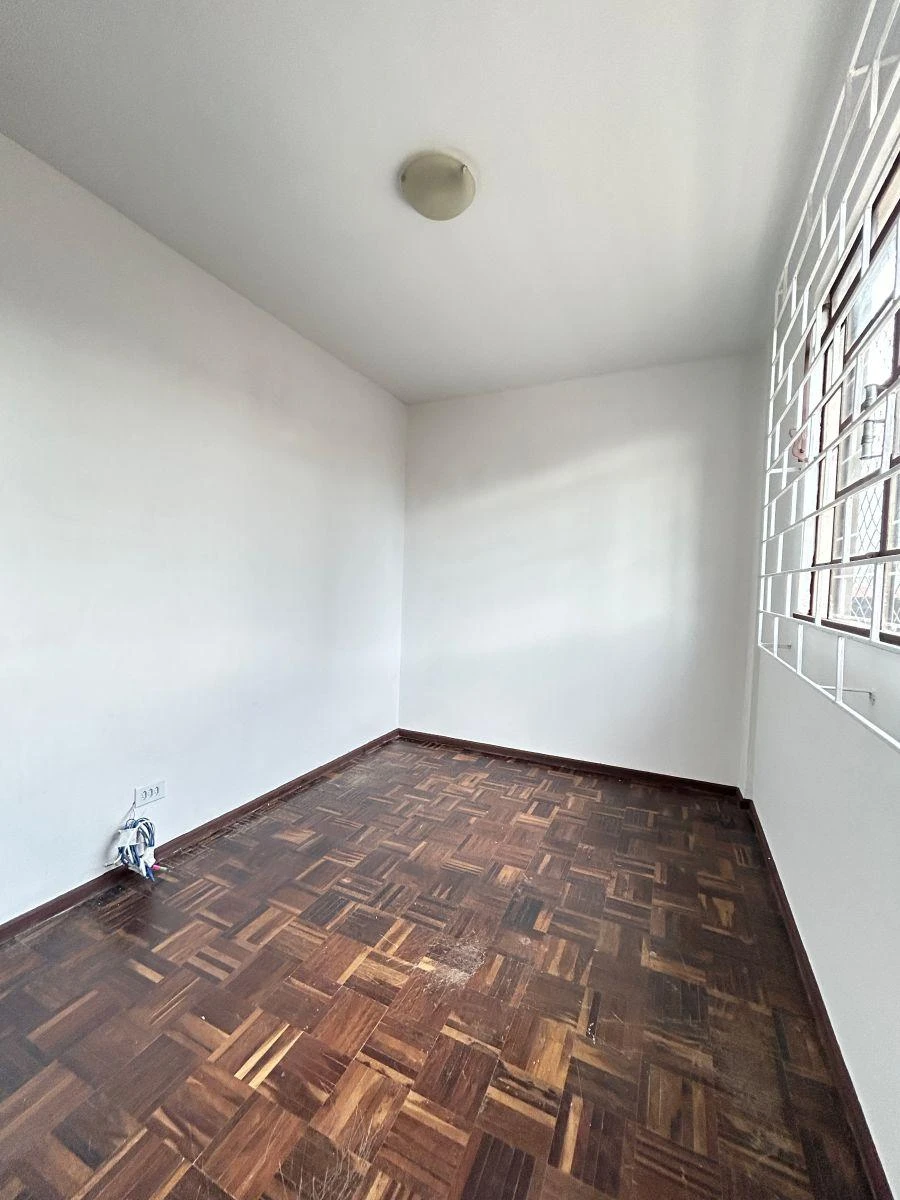 Apartamento de 3 quartos com piso de madeira ou laminado — photo 13