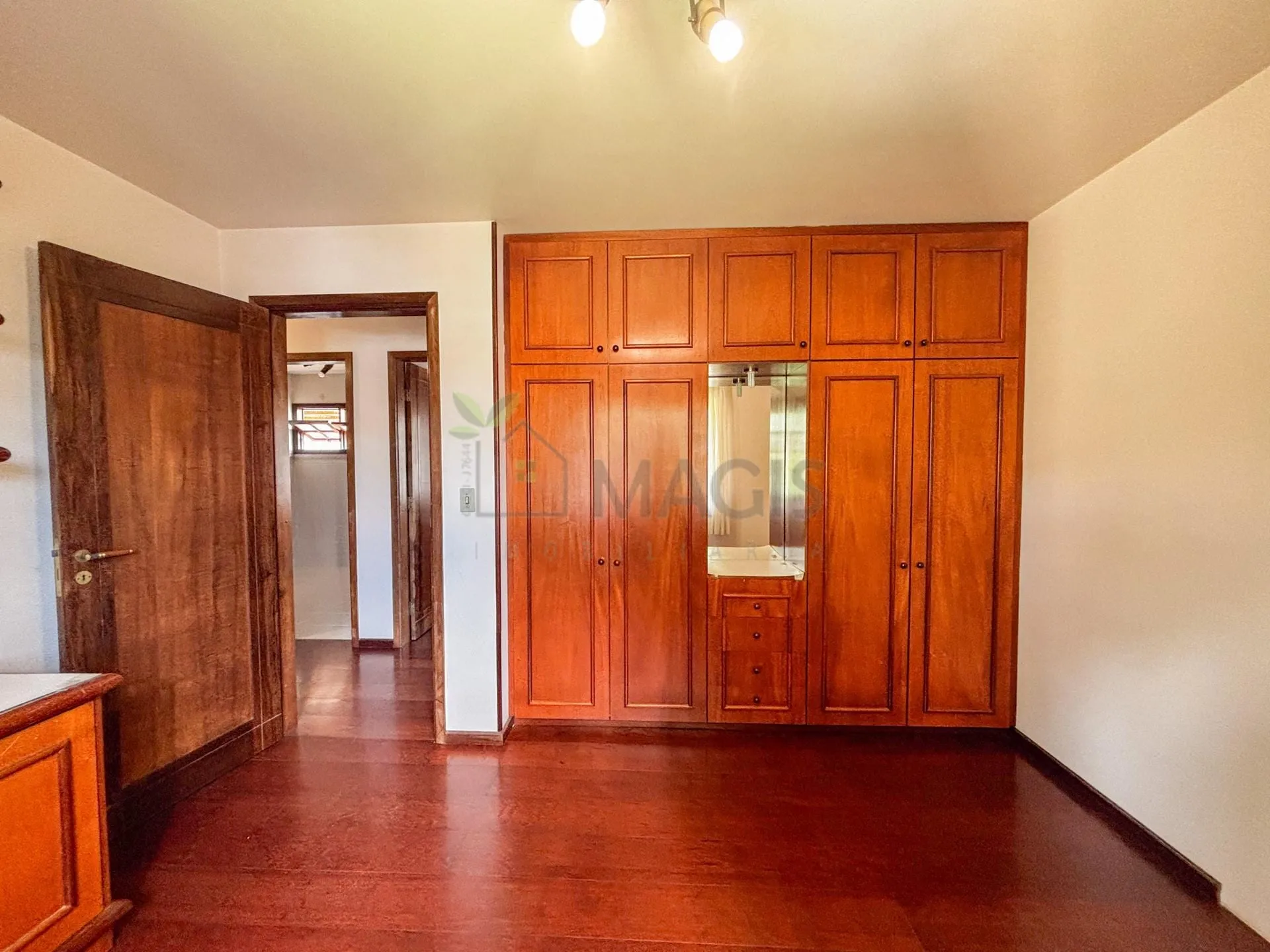 House with 5 bedrooms and 13 parking spaces across 2 floors — photo 30