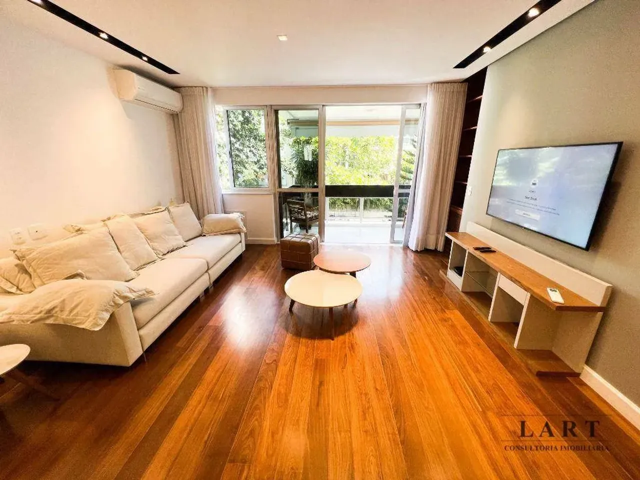Home office in a 3-bedroom apartment, 160 m²