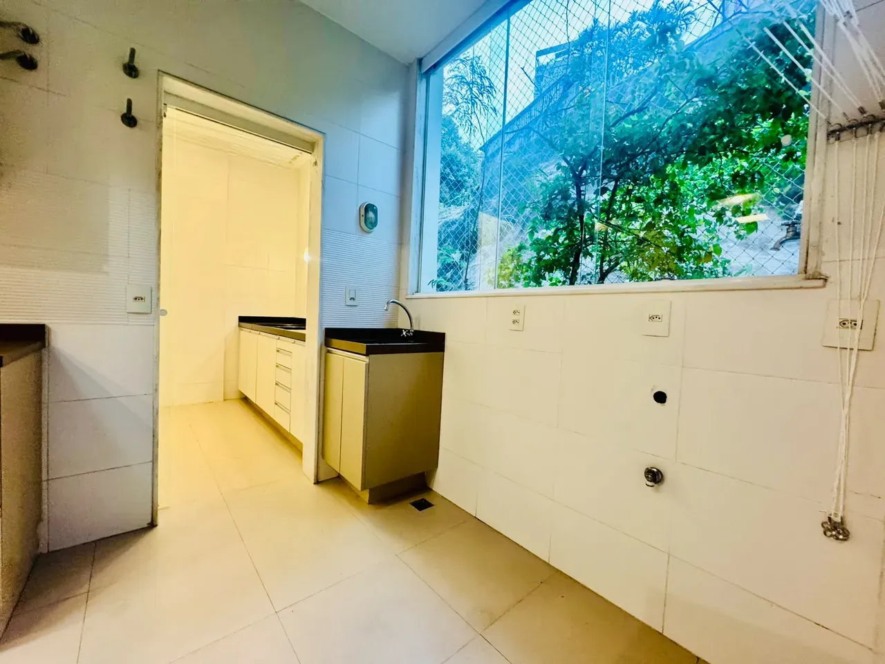 4-bedroom apartment with wood or laminate floors — photo 13