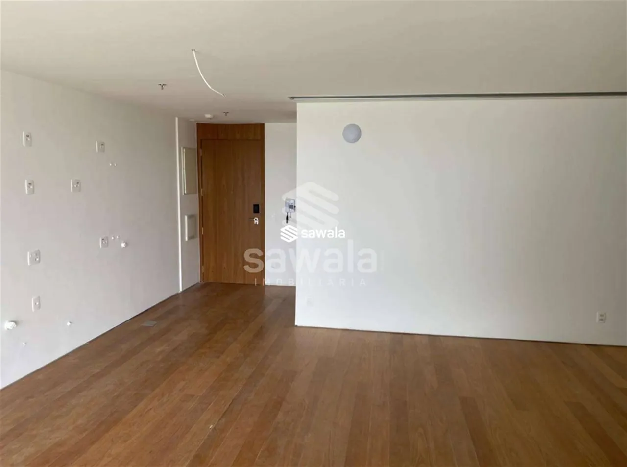 Apartamento com 1 quarto, 2 banheiros e janelas do chão ao teto — photo 11