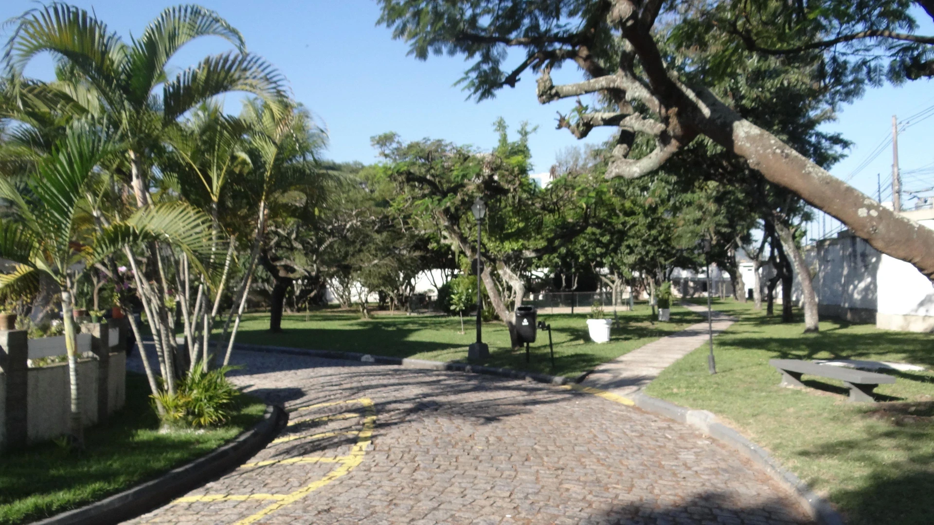 Casa de 384 m² com janelas do piso ao teto e varanda gourmet — photo 17