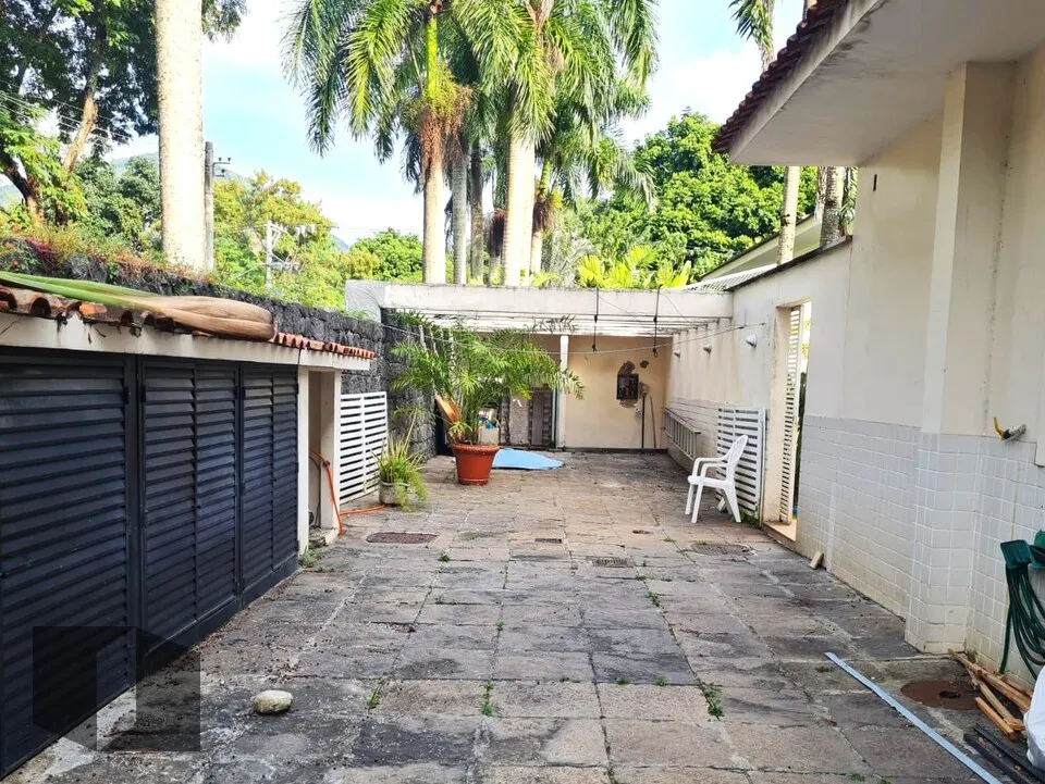 690 m² house with 6 bedrooms and balcony grill — photo 42