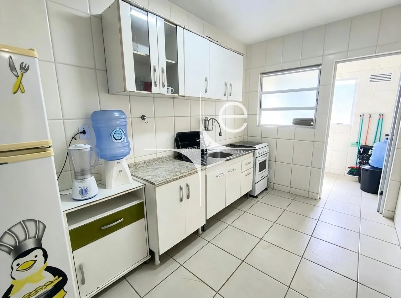 Apartamento amueblado con 2 dormitorios y balcón