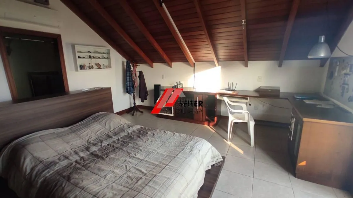 Rental house with 5 bedrooms and an open-plan kitchen — photo 49