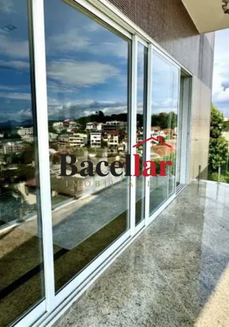 Floor-to-ceiling windows in a 5-bedroom house, 768 m² — photo 21