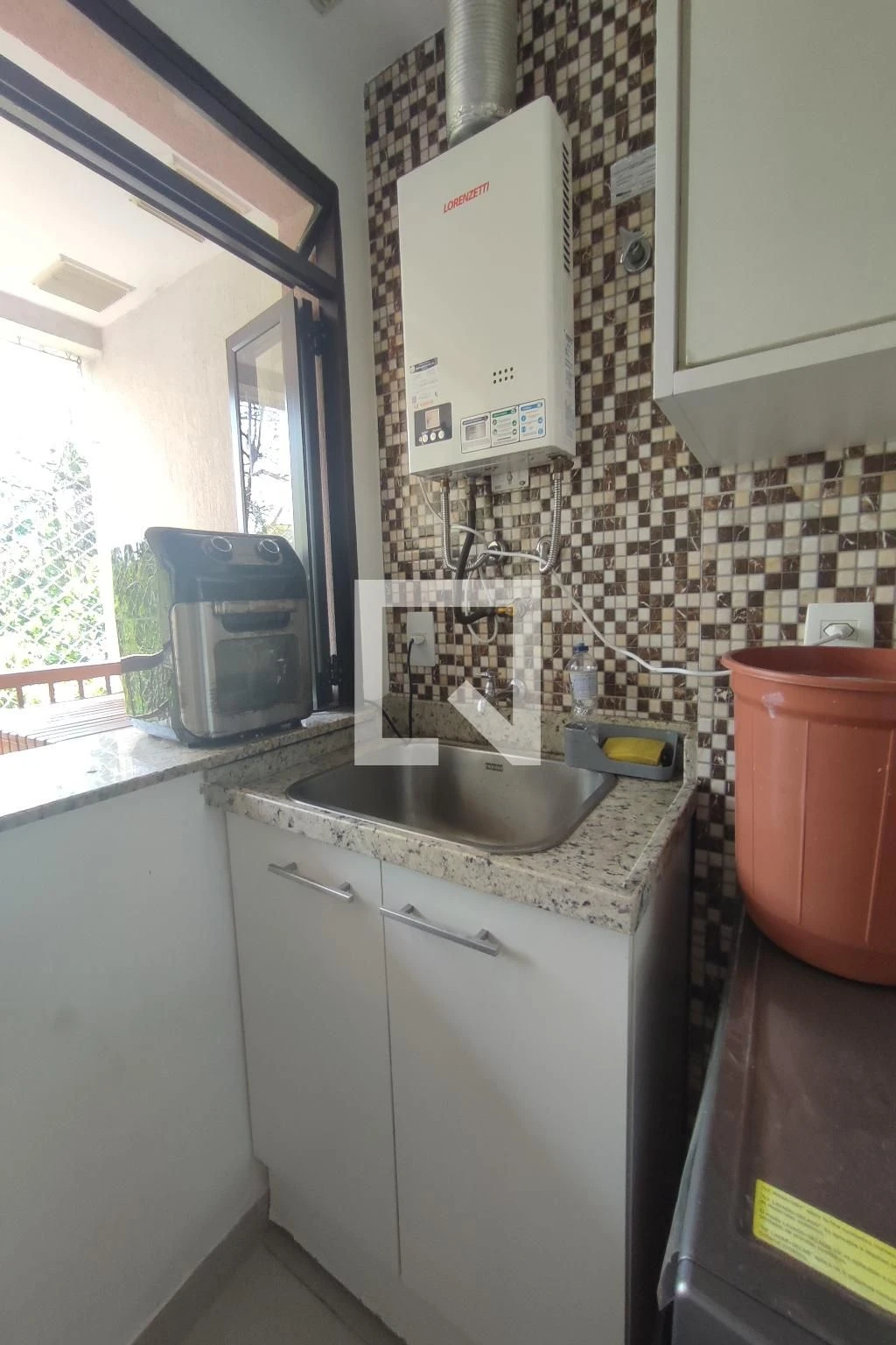 Apartamento de 89 m² com janelas do piso ao teto e closet — photo 46