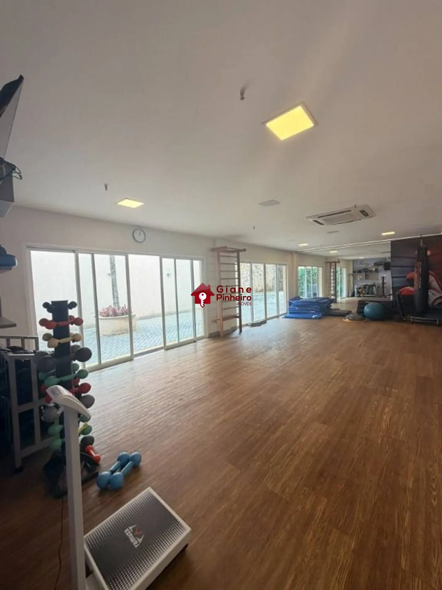 3-bedroom apartment with a glass-enclosed balcony — photo 31