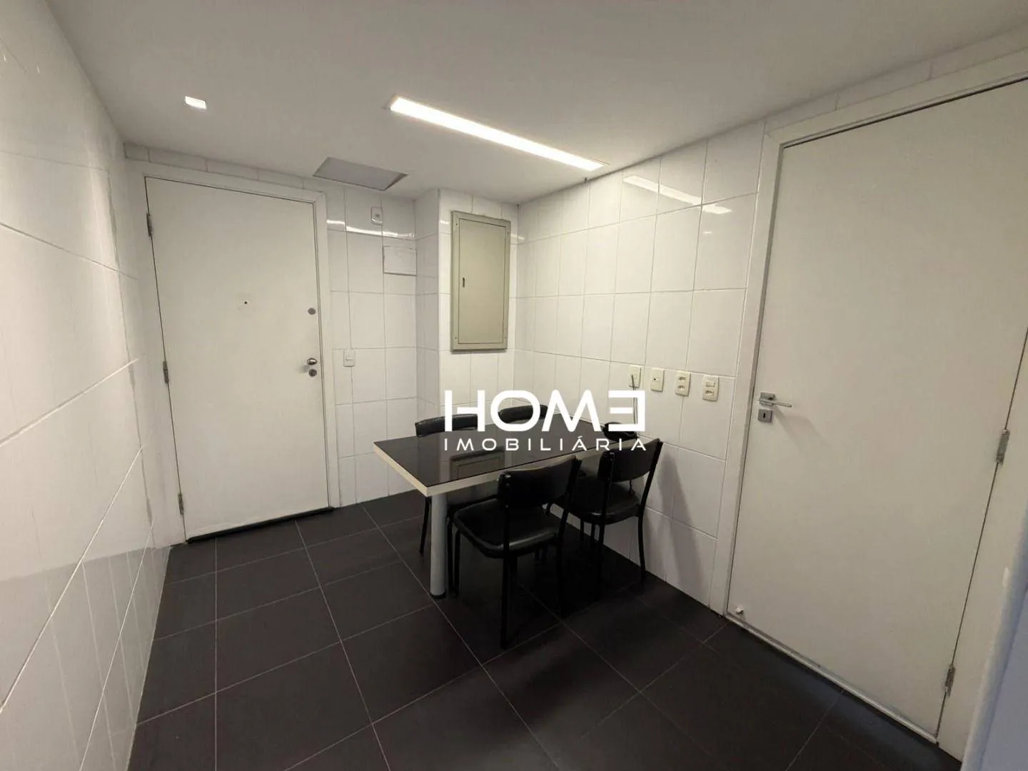Furnished apartment, 365 m², with floor-to-ceiling windows — photo 30