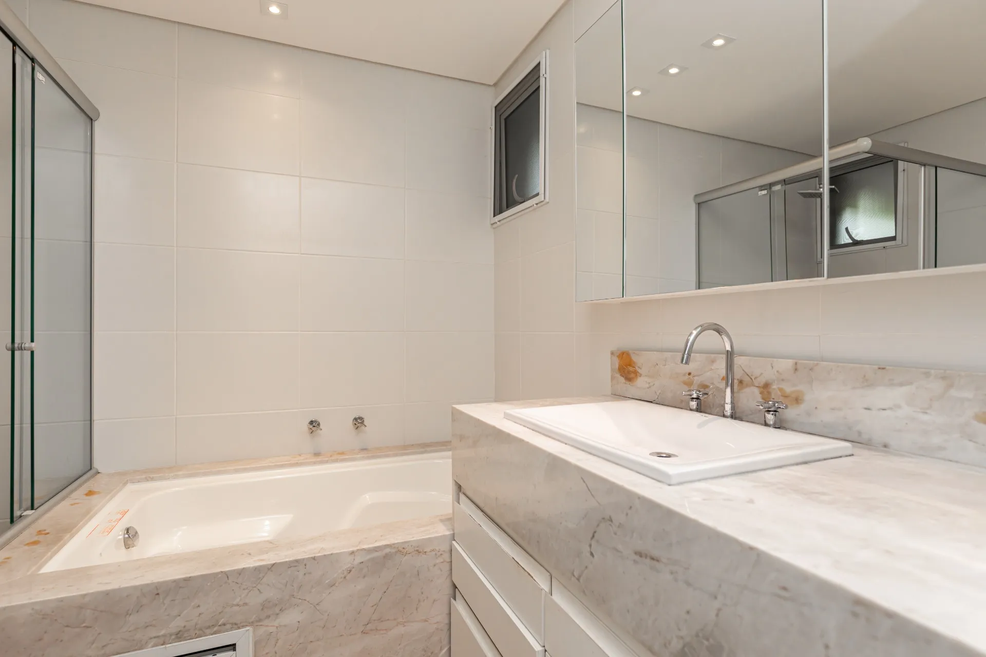 Apartment 432 m² with 3 bedrooms and an open-plan kitchen — photo 33