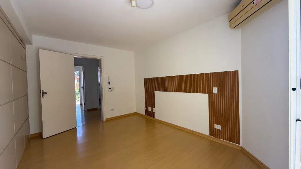 3-bedroom house with a bathtub in Curitiba — photo 18