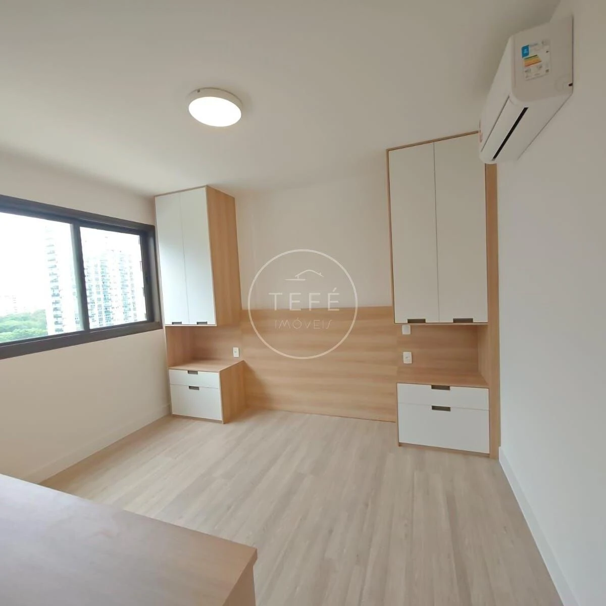 Glass-enclosed balcony in a 4-bedroom apartment, 123 m² — photo 4