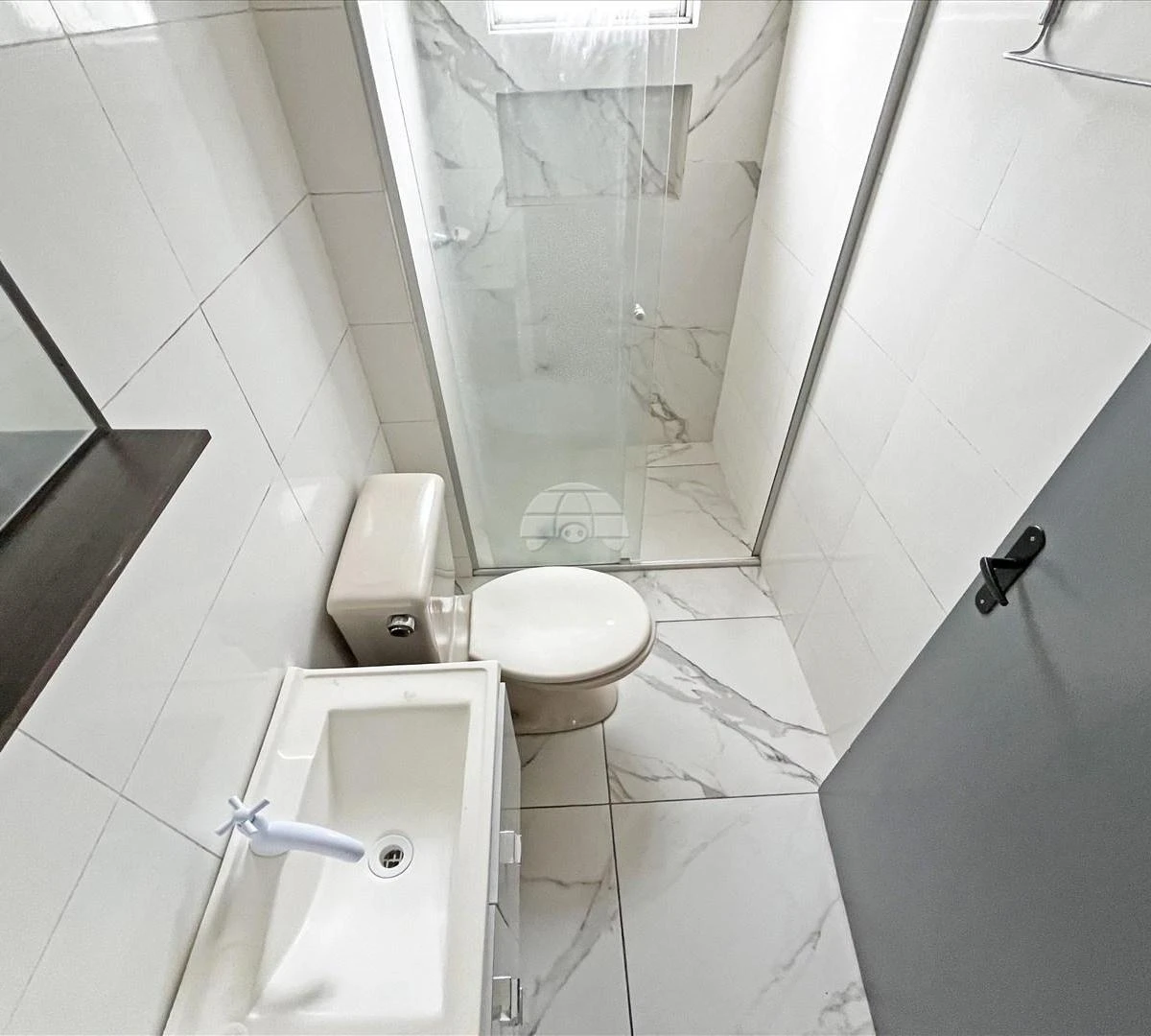 3-bedroom apartment with wood or laminate floors — photo 13