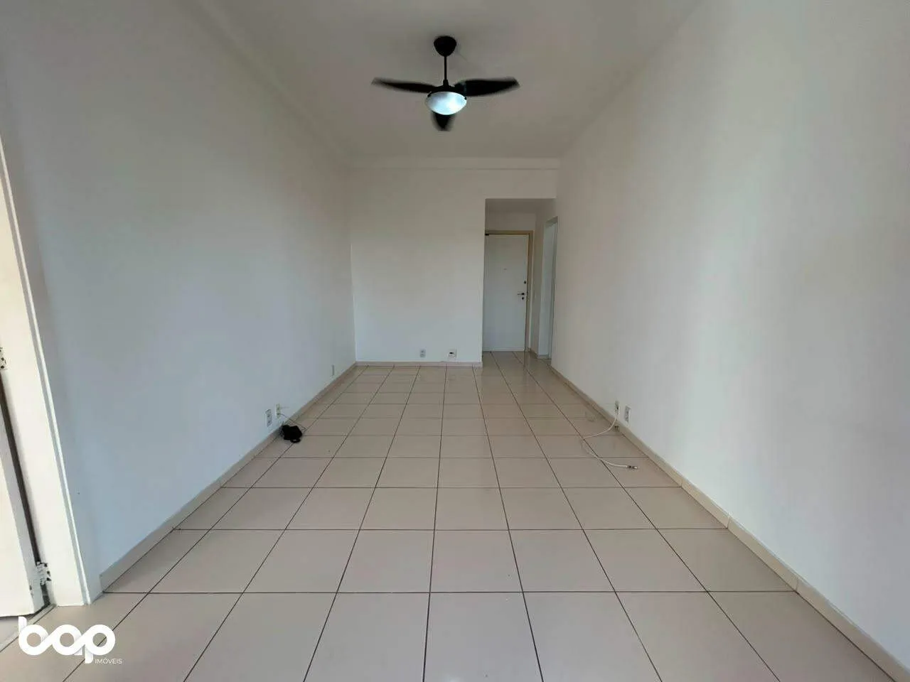 One-bedroom apartment with a mountain view — photo 3