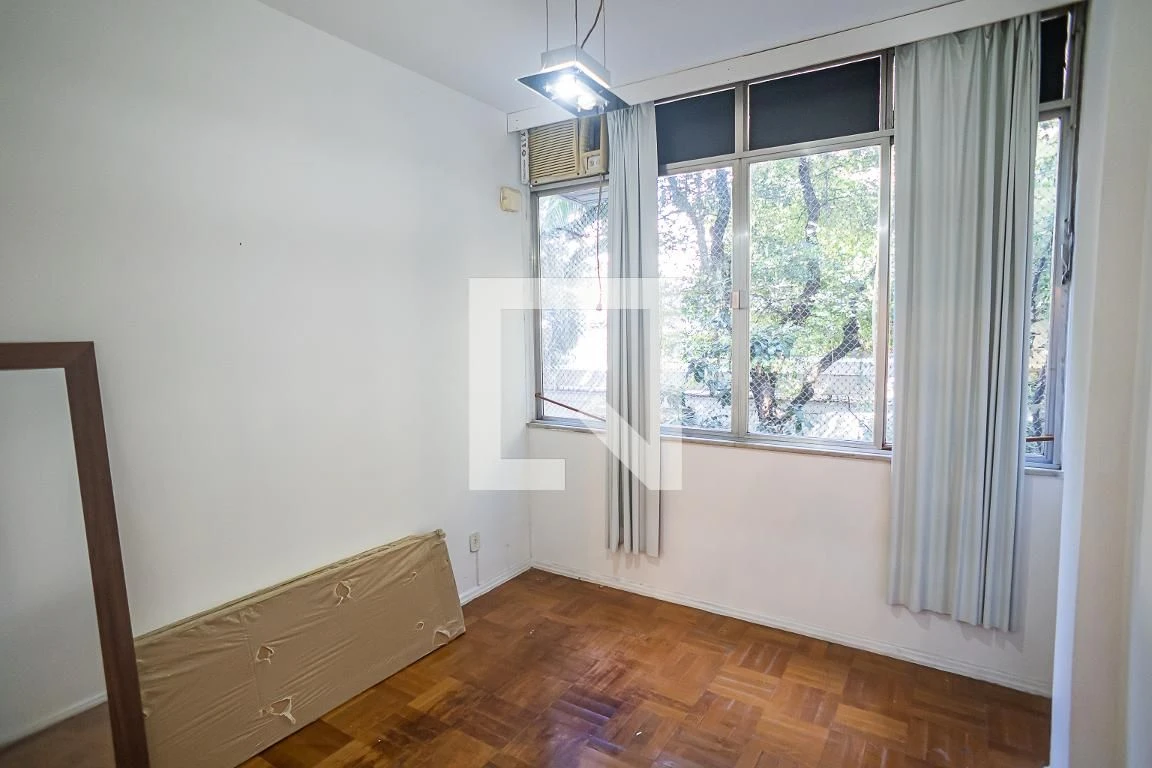 One-bedroom apartment with wood or laminate floors — photo 20