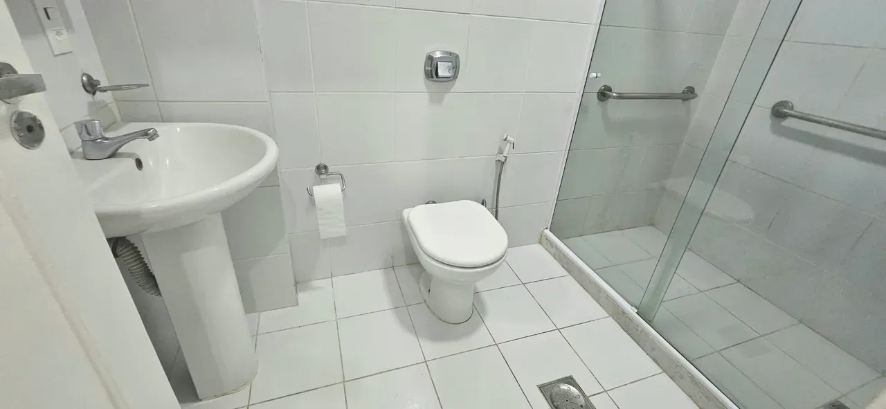 Apartamento de 2 quartos com piso de madeira ou laminado — photo 25