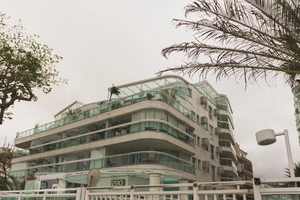 Rental apartment with 2 bedrooms and a glass balcony — photo 45