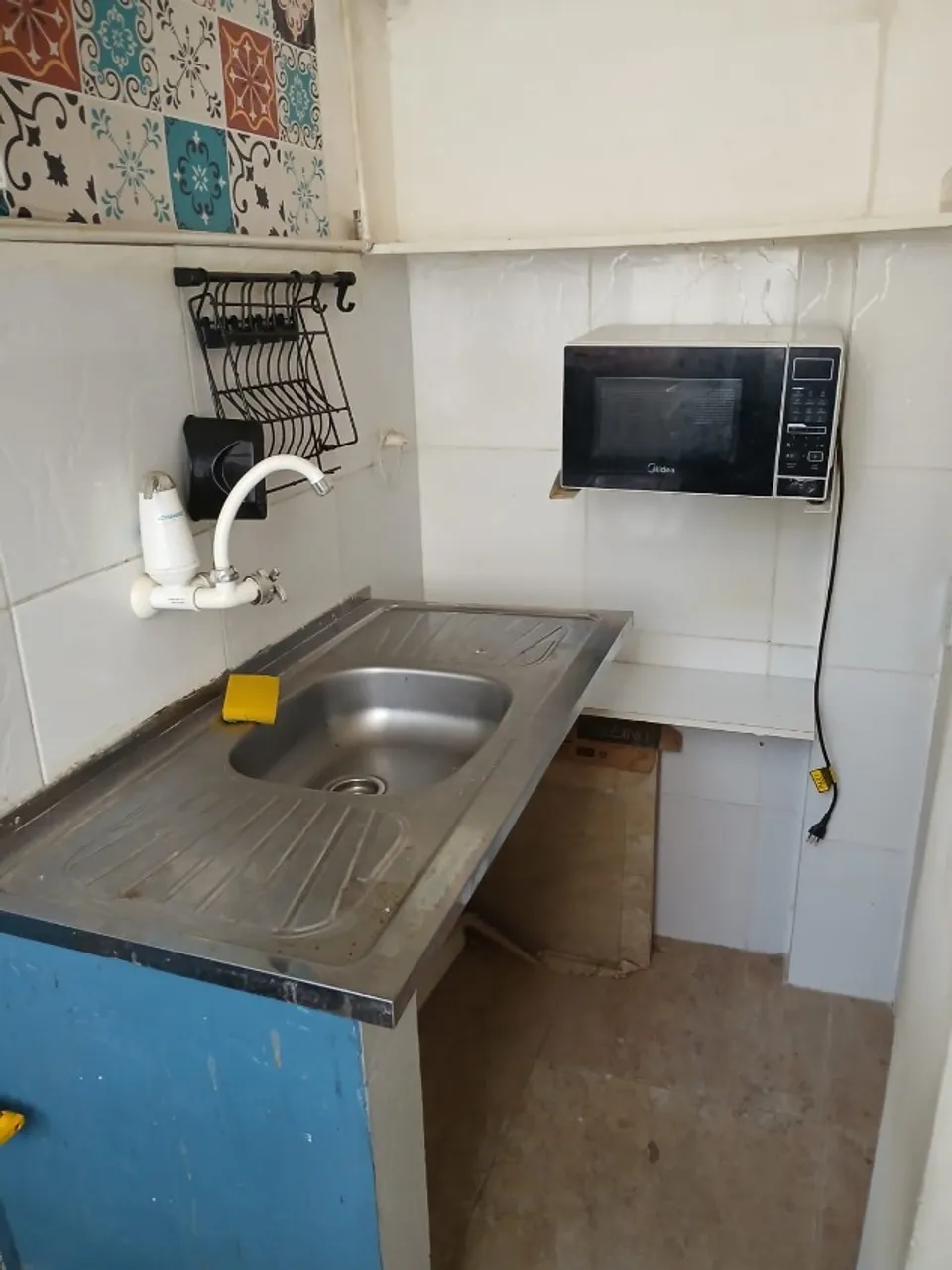 Furnished 1-bedroom apartment with a glass shower — photo 3