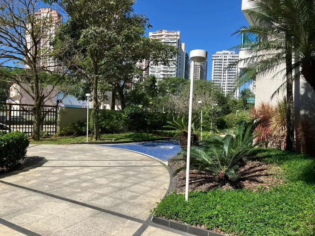 Apartamento com 2 quartos e cozinha separada com fogão — photo 11