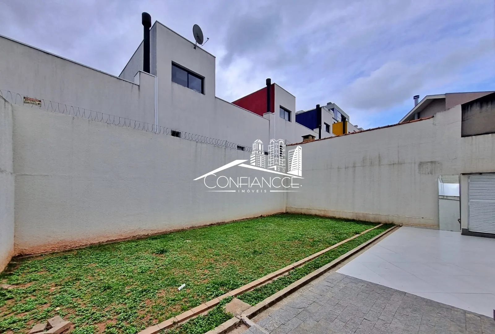 Bathtub in a 3-bedroom house, 350 m² — photo 10