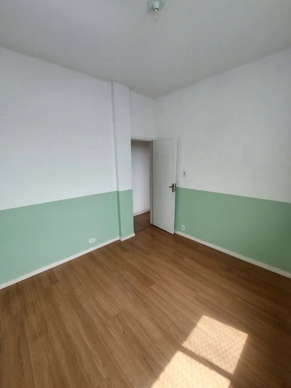 Apartamento de 2 quartos com piso de madeira ou laminado — photo 5