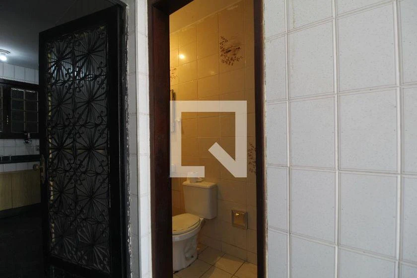 265 m² house with a home office and a bathtub — photo 14