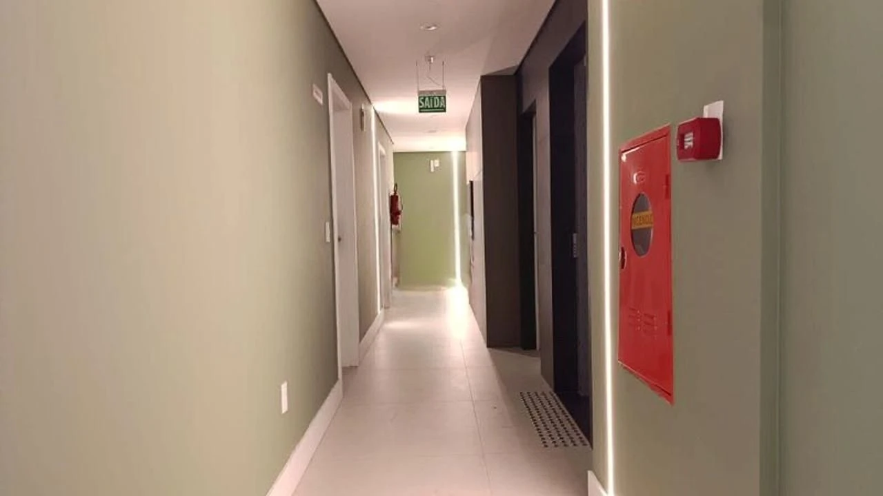Apartamento com 1 dormitório e cozinha compacta com forno — photo 19